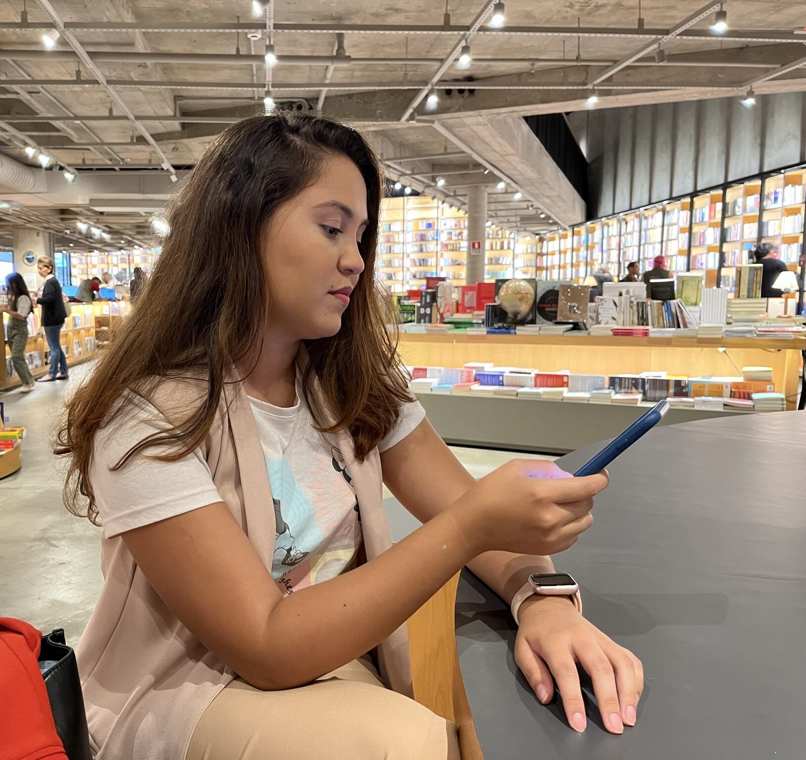 Sabrina atendendo cliente