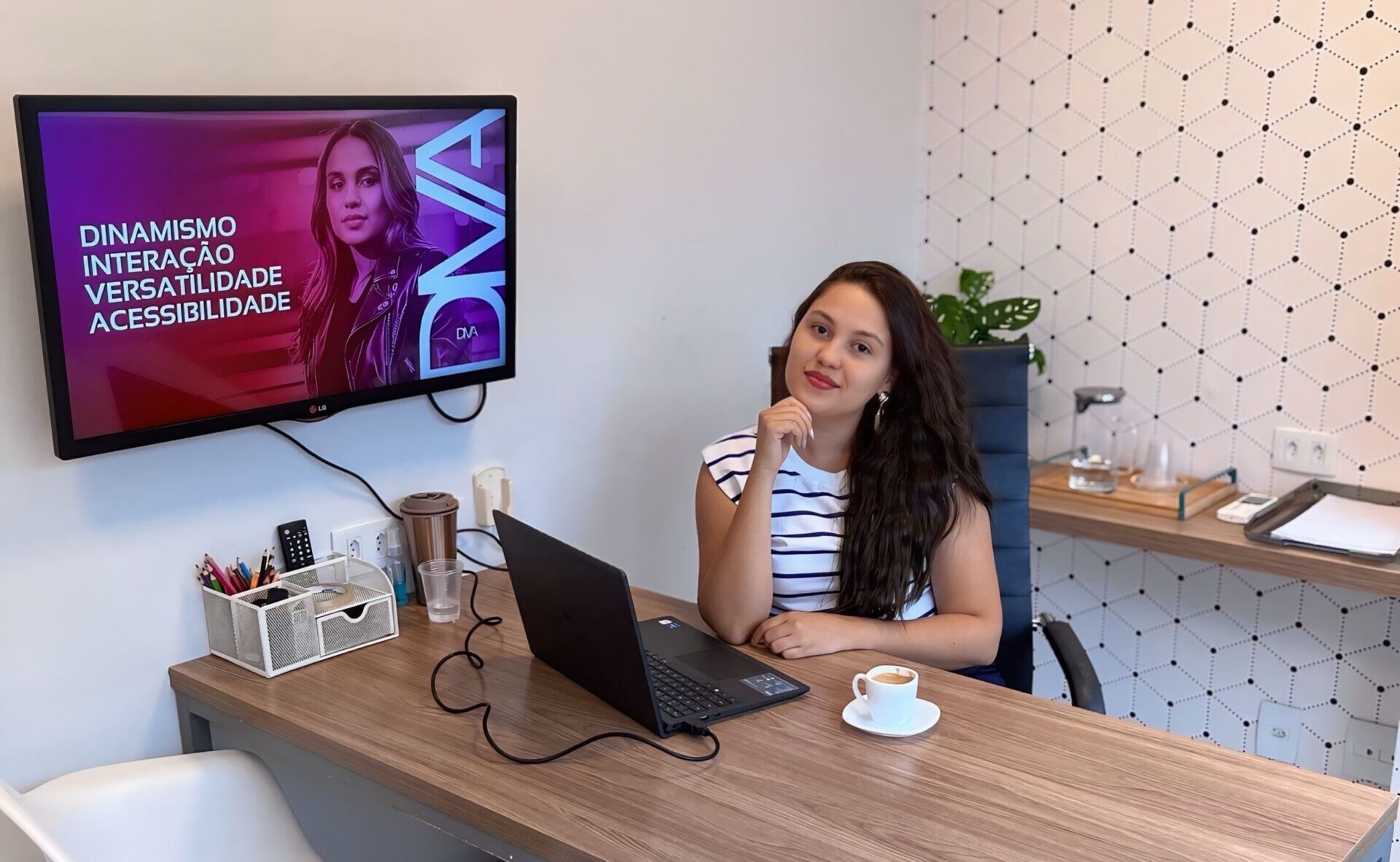 Sabrina Nascimento no escritório